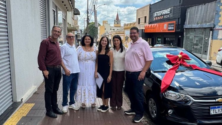 Professora de São Carlos recebe veículo zero quilômetro da campanha de Natal da ACISC
