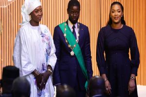 Presidente de Senegal assume o cargo e apresenta duas primeiras-damas