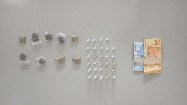 Ação policial flagra fracionamento de drogas e resulta em prisão em Ibaté