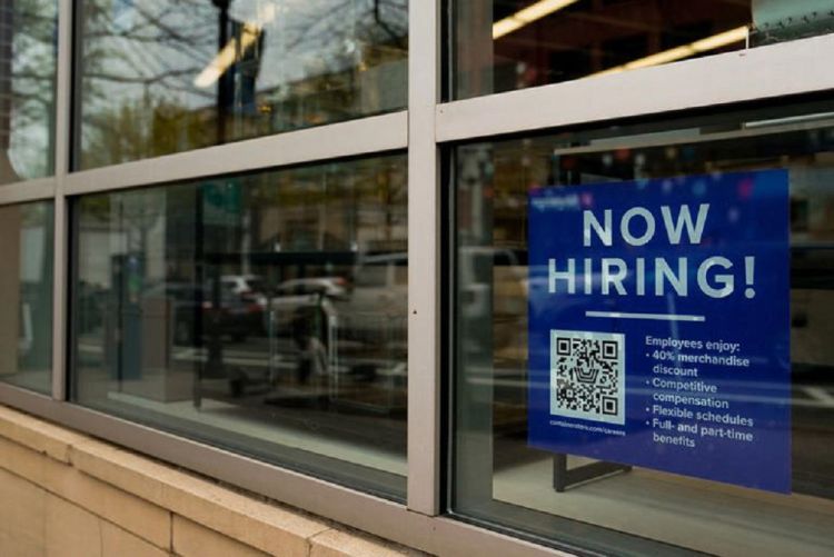 Pedidos semanais de auxílio-desemprego nos EUA têm queda inesperada