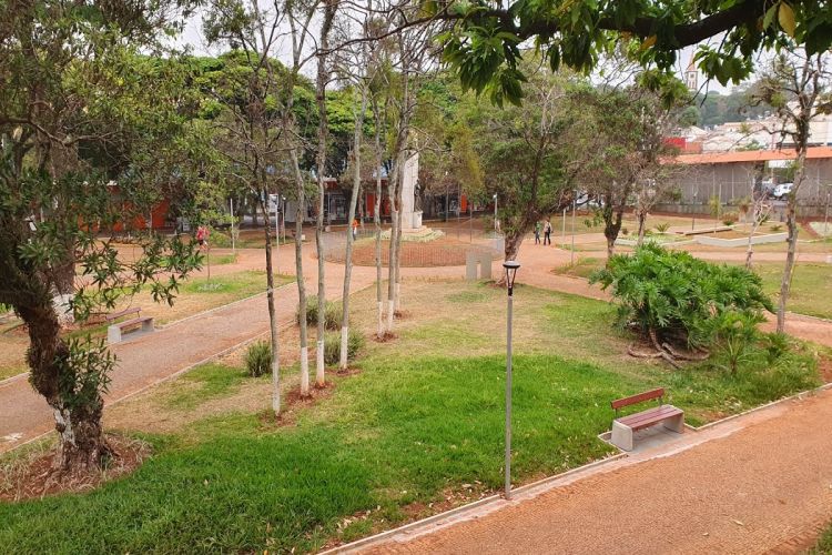 Prefeitura finaliza revitalização da Praça dos Voluntários