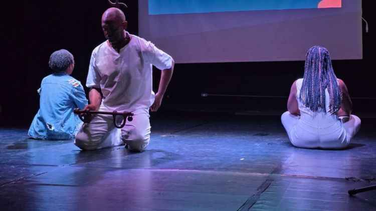 Cemac recebe apresentação "Família Silva em: Raízes que Conectam" em homenagem ao mês da Consciência Negra