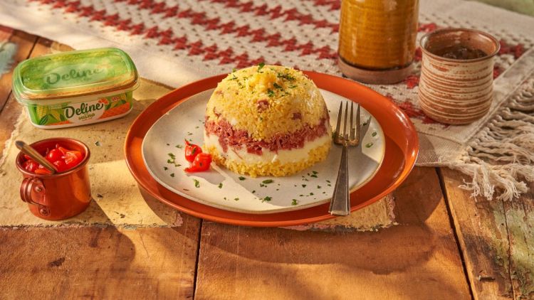 Aprenda a fazer um cuscuz cremoso com carne seca e bacon