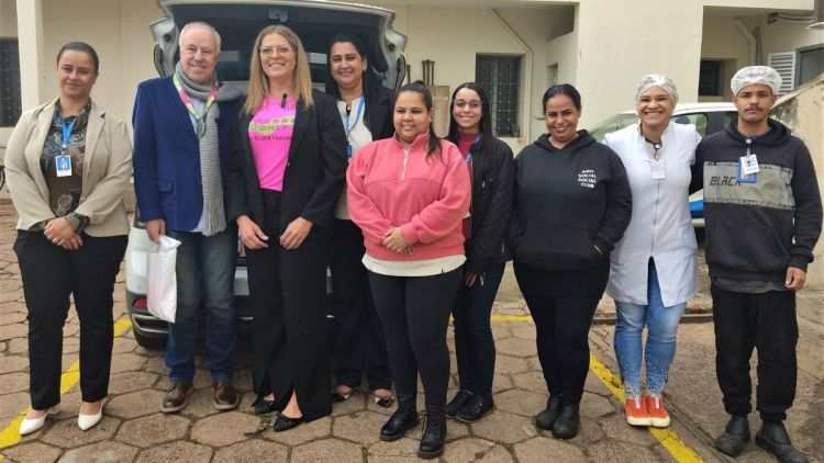 Voluntária Cláudia Cury entrega 443 litros de leite arrecadados durante corrida beneficente à Santa Casa