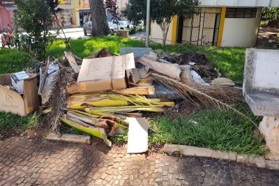 Munícipes pedem a limpeza da Praça da Igreja São Benedito, no Centro