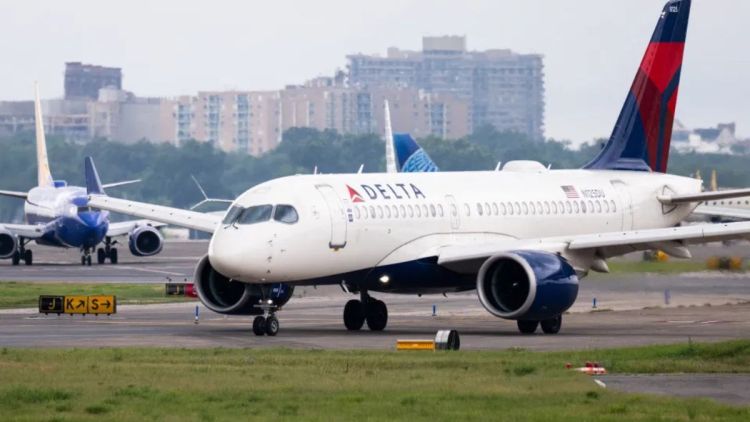Ex-namorada de piloto da Delta Airlines também é detida suspeita de abuso