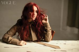 De cabelo vermelho, Dulce María é capa da Vogue México