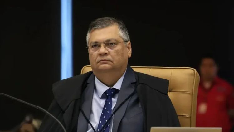Dino abre investigação contra Bolsonaro, filhos e outros 20 com base na CPI da Covid