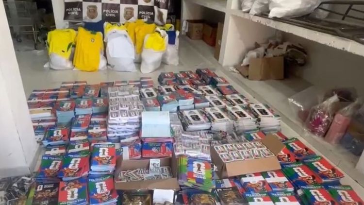 Polícia de SP apreende 2 mil camisas e 85 mil figurinhas da Copa falsificadas