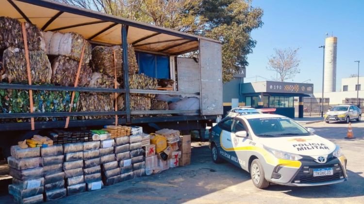 Carreta que fugiu de pedágio é apreendida com 1,3 tonelada de maconha em Itu