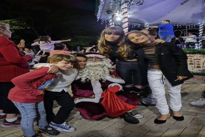 Acendimento das luzes de natal encantam público em Itirapina