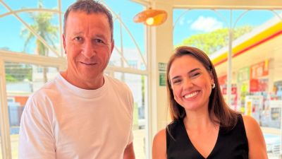 Vereador Edson Ferraz entrega moção de congratulação à jornalista Juliana Brunório