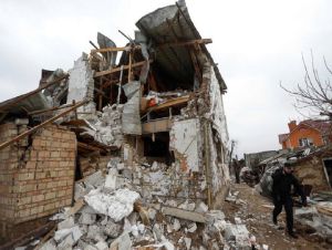 Combates se intensificam no leste da Ucrânia, Kiev busca mais armas