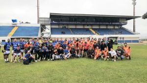 Jogo une esporte música e solidariedade no estádio do Luizão