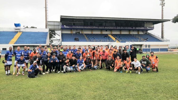 Jogo une esporte música e solidariedade no estádio do Luizão