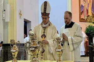 Missa dos Santos Óleos reúne centenas de fiéis na Catedral
