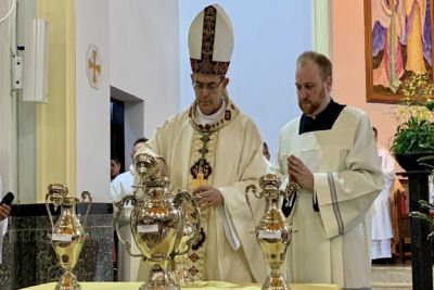 Missa dos Santos Óleos reúne centenas de fiéis na Catedral