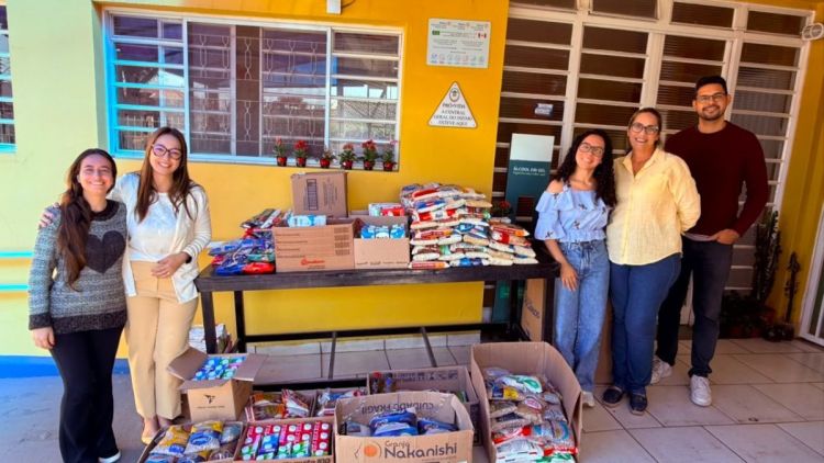 Fundo Social doa 500 kg de alimentos para Apae e abrigo de idosos Dona Helena Dornfeld