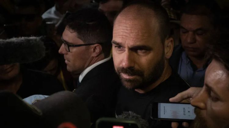 Atuação de Eduardo Bolsonaro no exterior põe crime militar sob discussão
