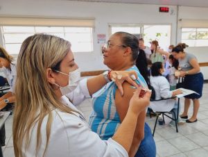Saúde aplica quase mil doses das vacinas contra gripe e covid-19 no plantão do final de semana