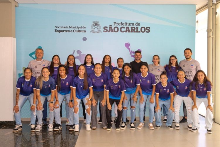 Equipe feminina de futsal se apresenta na secretaria de esportes