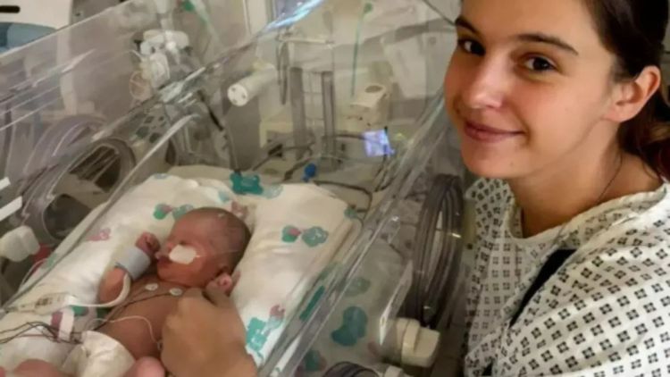 Mulher acha que tem apendicite, mas descobre parto surpresa em hospital