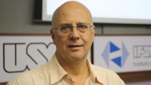 Nova combinação de luz e antibióticos surge como esperança em estudo com a participação de pesquisador de São Carlos