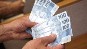 Maior salário fixo no Brasil é de R$ 100 mil por mês; saiba para quais cargos