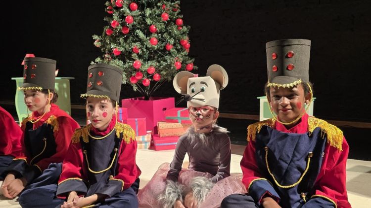 Projeto dançar encanta público com espetáculo &quot;O Quebra-Nozes&quot; no Teatro Municipal