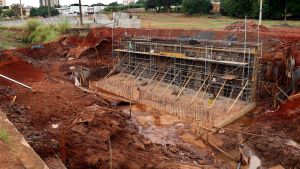 Obras de macrodrenagem avançam com construção de ponte na rua Carlos Gomes