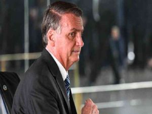 Bolsonaro faz mistério sobre retorno espalhafatoso ou discreto ao Brasil