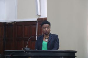 Vereadora Larissa Camargo se posiciona contra a privatização da merenda escolar e alerta para precarização do serviço