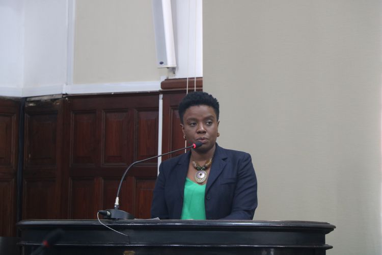 Vereadora Larissa Camargo se posiciona contra a privatização da merenda escolar e alerta para precarização do serviço