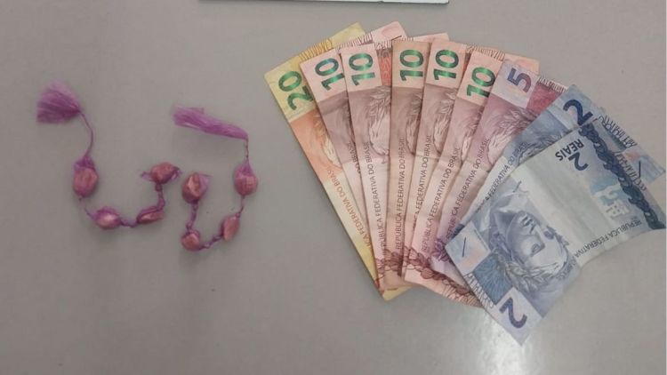 GM apreende bolsa com crack e dinheiro em ponto de tráfico em Ibaté