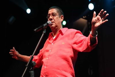 Zeca Pagodinho solta fogos e faz roda de samba para chegada seu novo neto