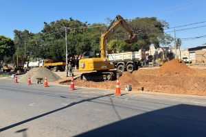 Avenida Grécia ganha novo dispositivo viário