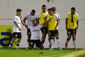 Wesley brilha na Fonte Luminosa e Corinthians elimina Comercial com gol nos acréscimos