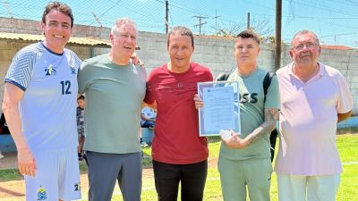Vereador Edson Ferraz entrega Moção de Congratulações ao São Carlos Futebol Clube em jogo comemorativo