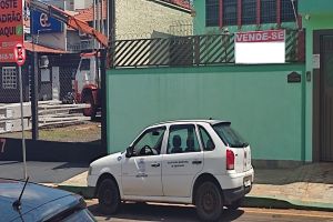 Internauta flagra carro oficial de São Carlos parado em local proibido