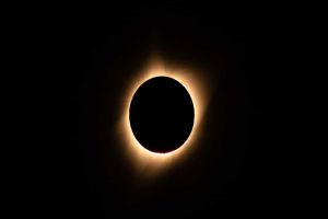 Região do Canadá declara estado de emergência para acompanhar o eclipse solar total