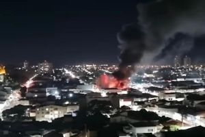 Loja é destruída por incêndio de grandes proporções em São Carlos