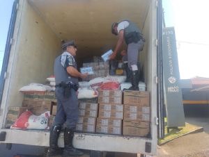 PM Rodoviária prende dupla com quase meia tonelada de cocaína na carga de trigo