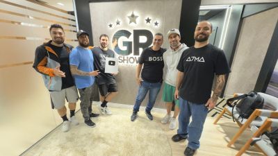 Jeito Moleque celebra marco digital e recebe placa do YouTube em visita ao escritório GR Shows