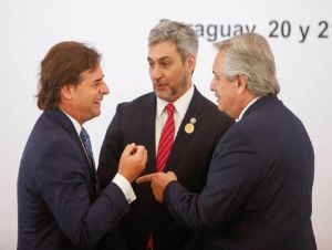 Os presidentes do Uruguai, Luis Lacalle Pou, do Paraguai, Mario Abdo Benitez, e da Argentina, Alberto Fernández, durante encontro do Mercosul, em julho de 2022
