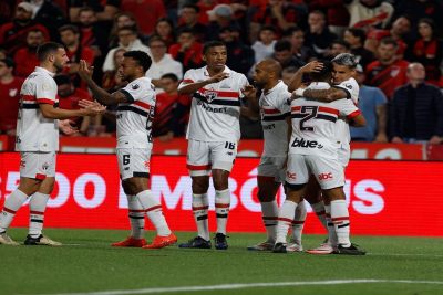 São Paulo vence Athletico-PR em Curitiba e dorme no G4 do Brasileiro