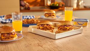 Aprenda a fazer um sanduíche de frango desfiado de travessa