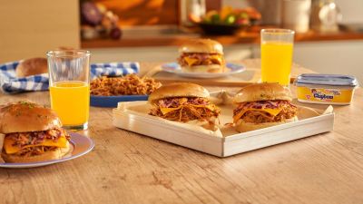 Aprenda a fazer um sanduíche de frango desfiado de travessa