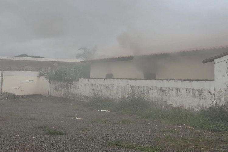Casa pega fogo na Vila Monteiro