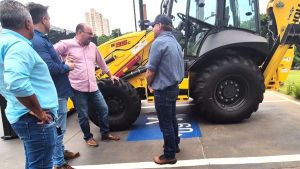 São Carlos recebe retroescavadeira do Governo do Estado