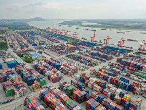 Exportações chinesas registram queda em outubro, a primeira desde 2020